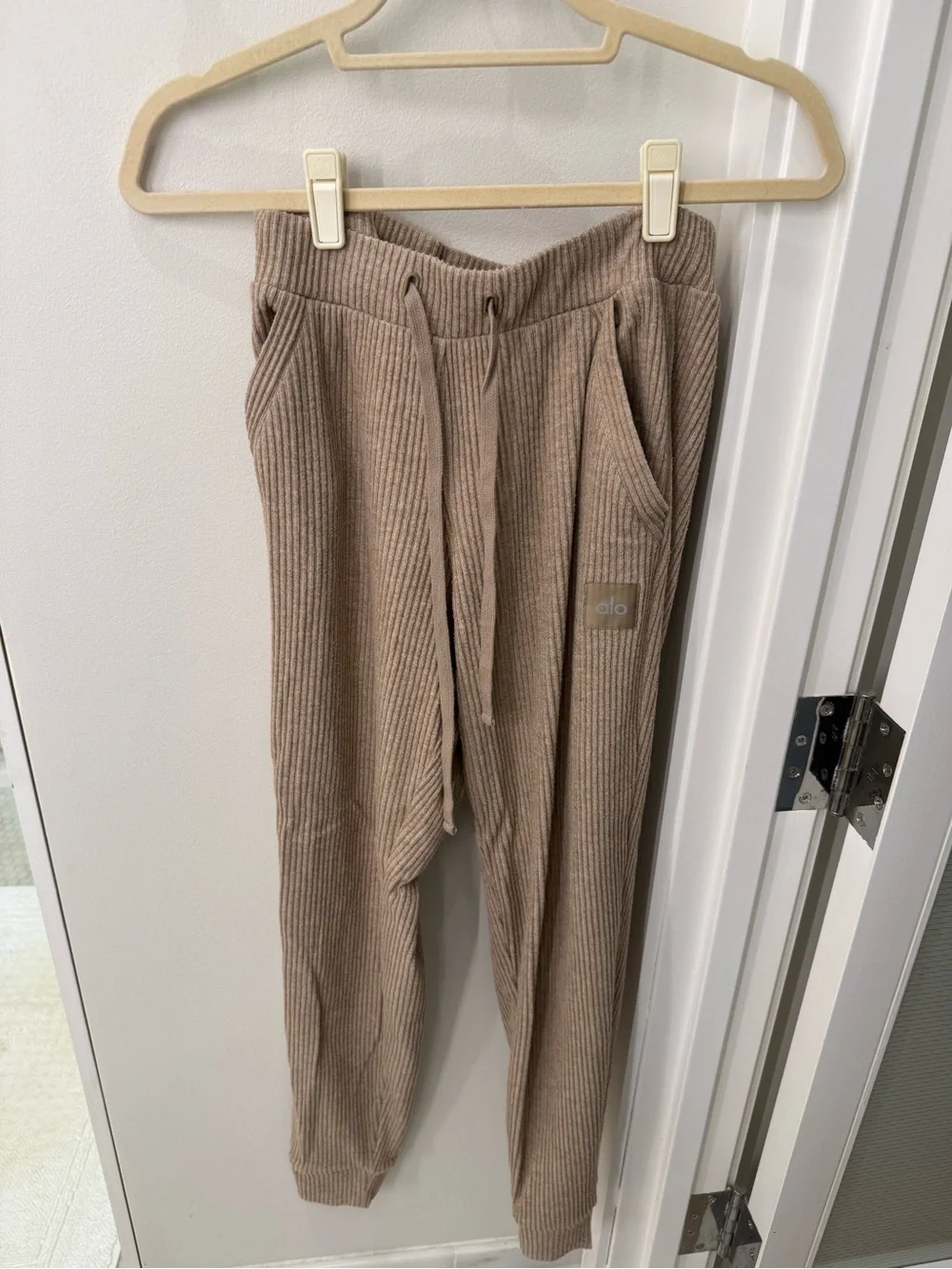 ALO Yoga Muse Sweatpants in Gravel